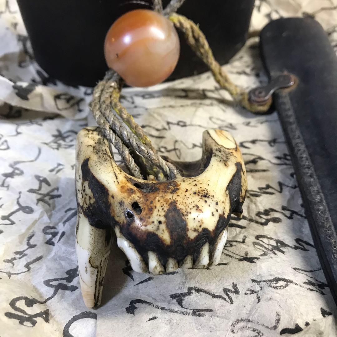 獣牙　根付　呪物　ニホンオオカミ　熊　煙草入れ　キセル　漆　緒締め　玉　メノウ