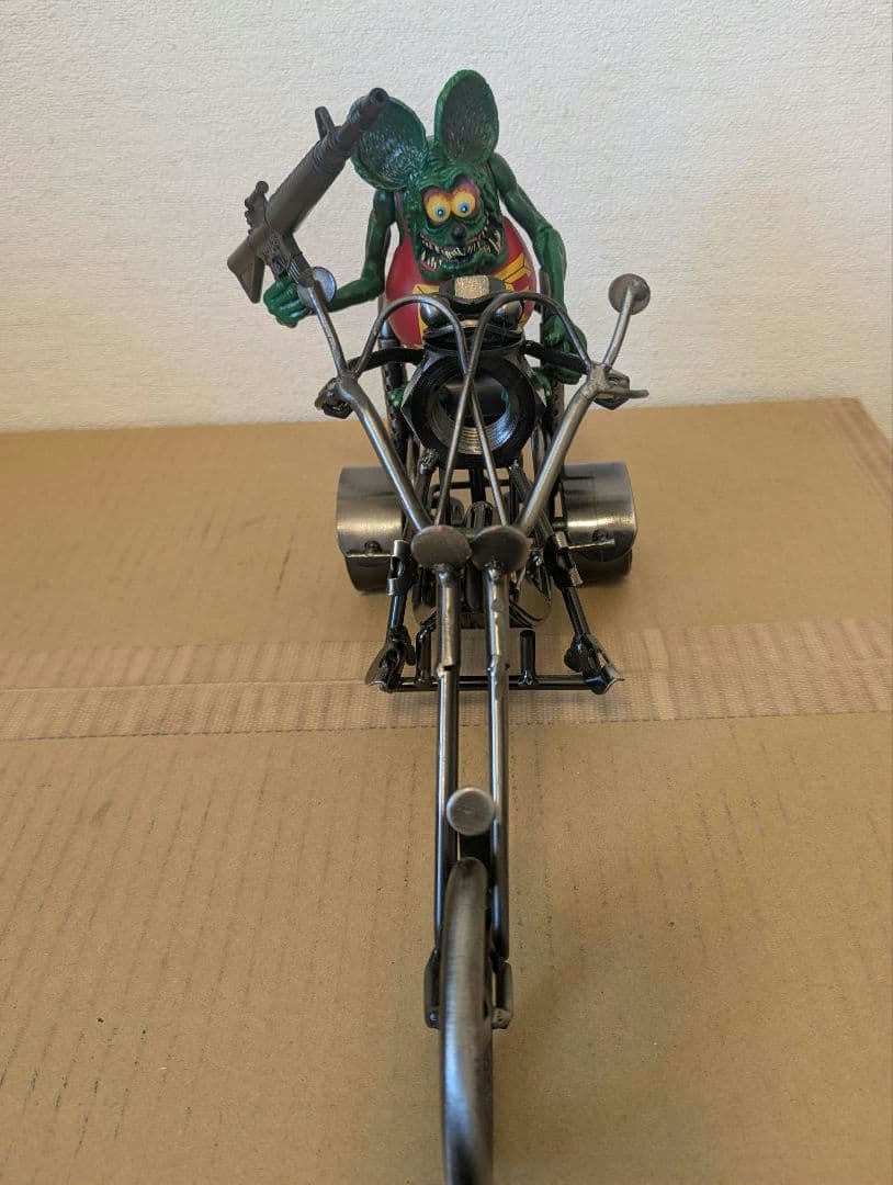 ラットフィンク　フィギュアとバイクの置物