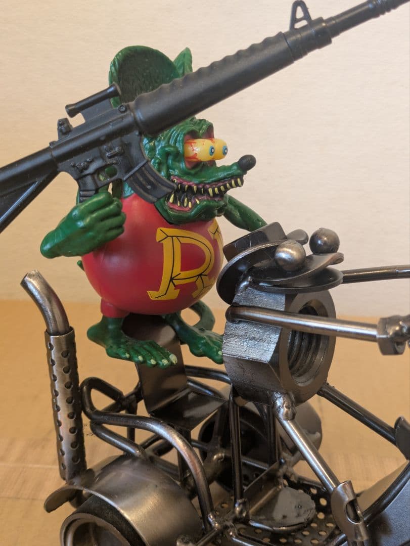ラットフィンク　フィギュアとバイクの置物