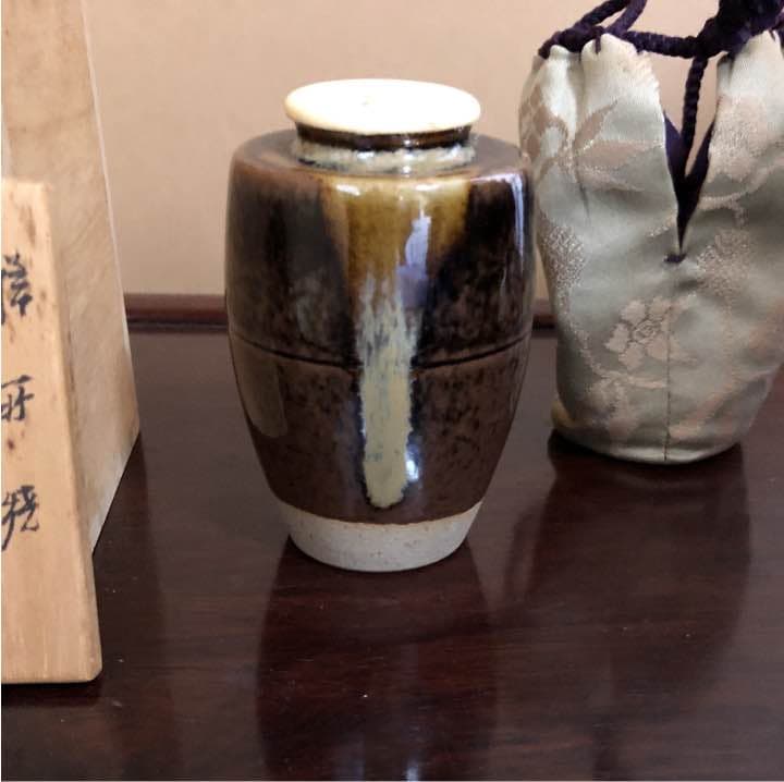 肩衛茶入