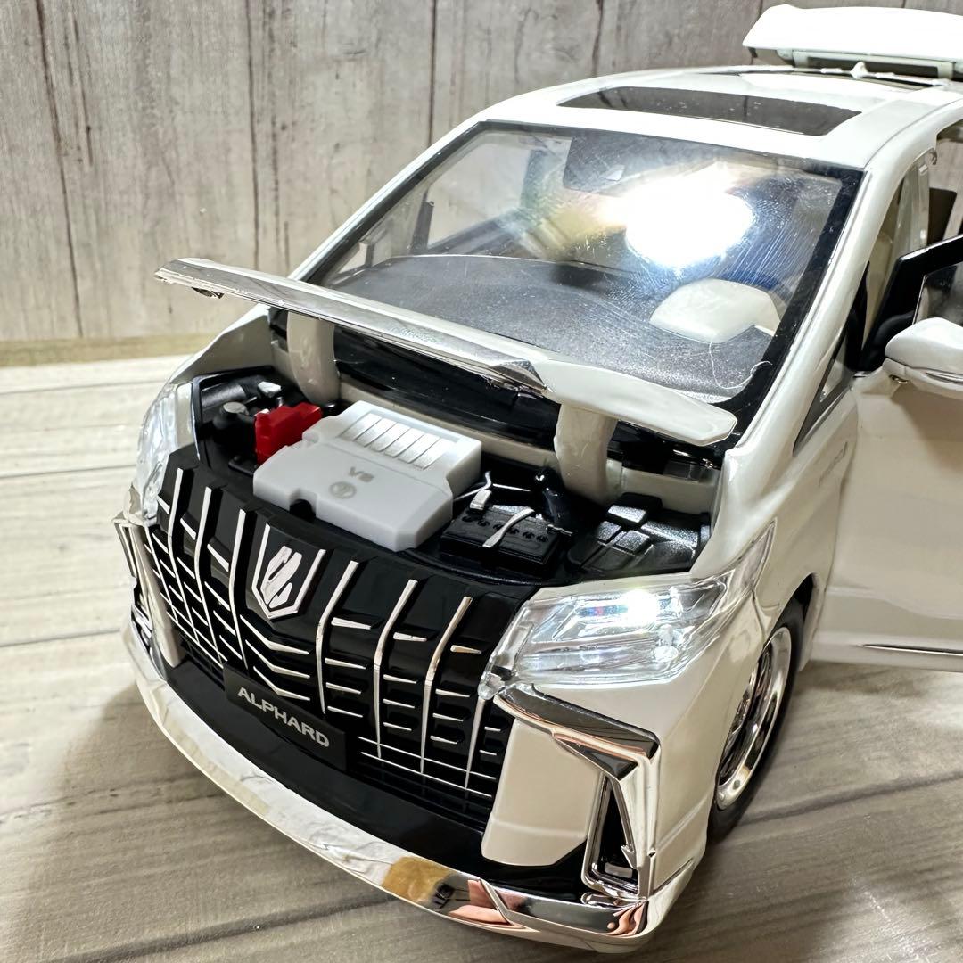 1/18 トヨタ アルファード ホワイト 電動ドア付き　ダイキャスト　ミニカー