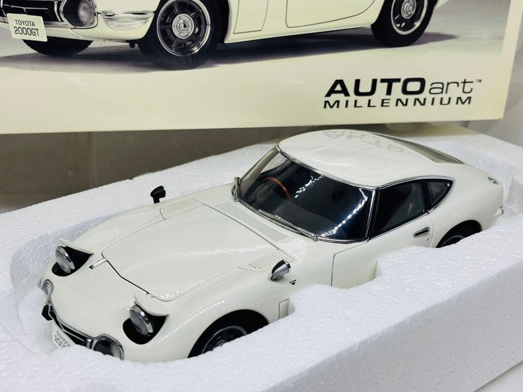 ケ*読様 1/18 AUTOart オートアートTOYOTA 2000GT 大型