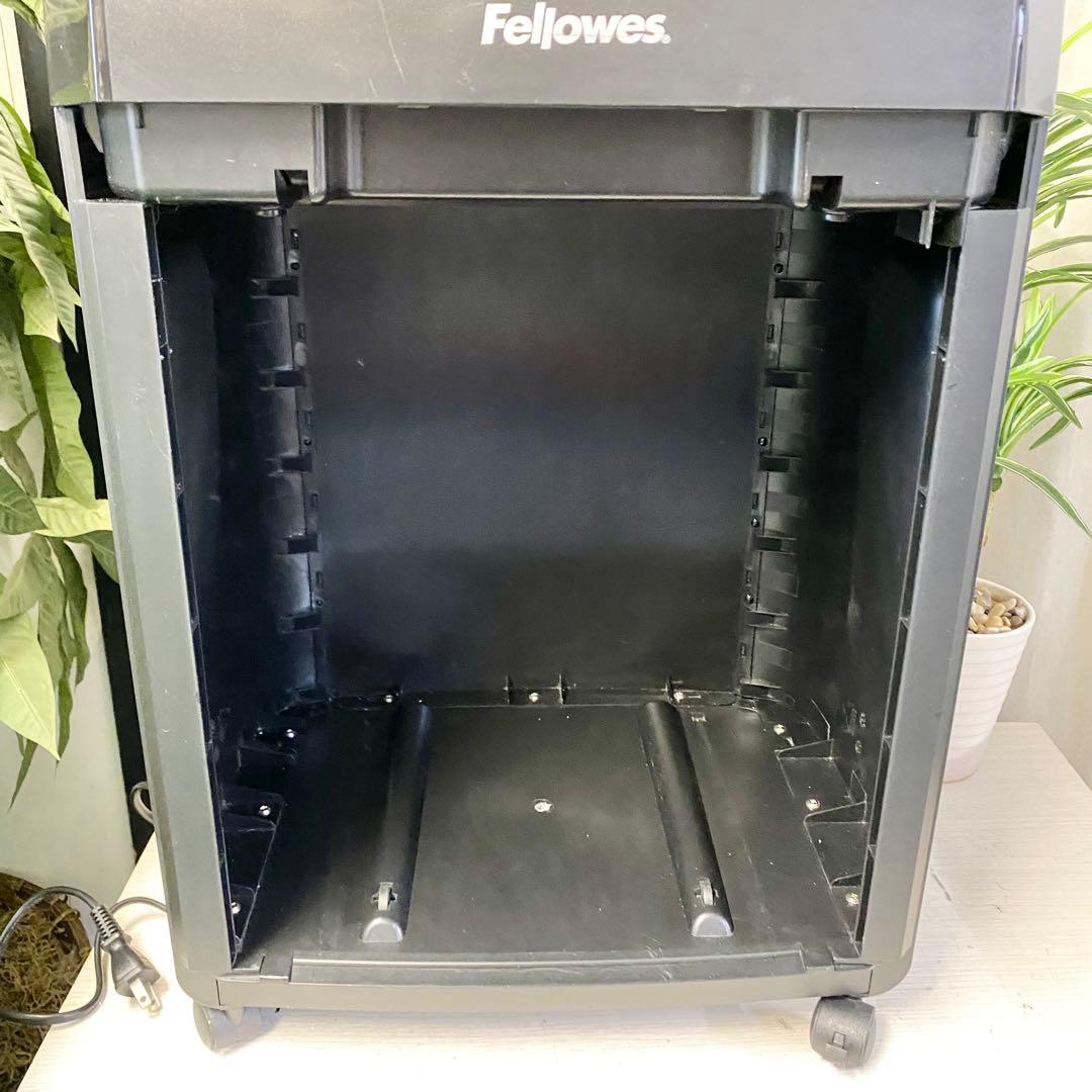 30Lでタップリ細断可能！デスクサイドシュレッダー
