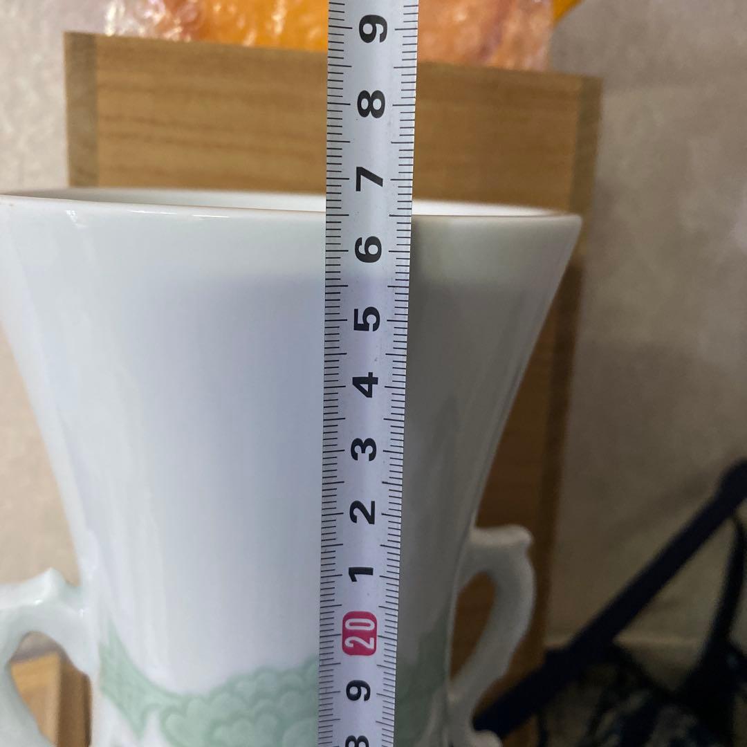 人間国宝　井上萬二　白磁緑釉牡丹文耳付花瓶