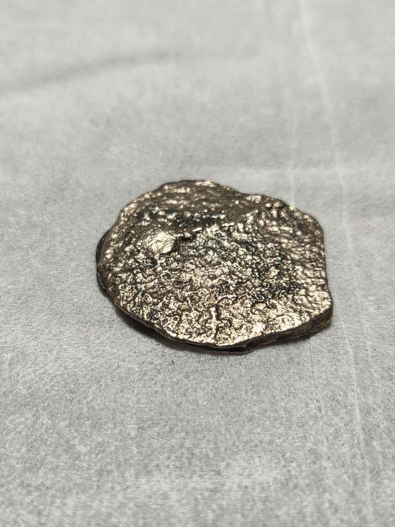 金色の謎の出土品