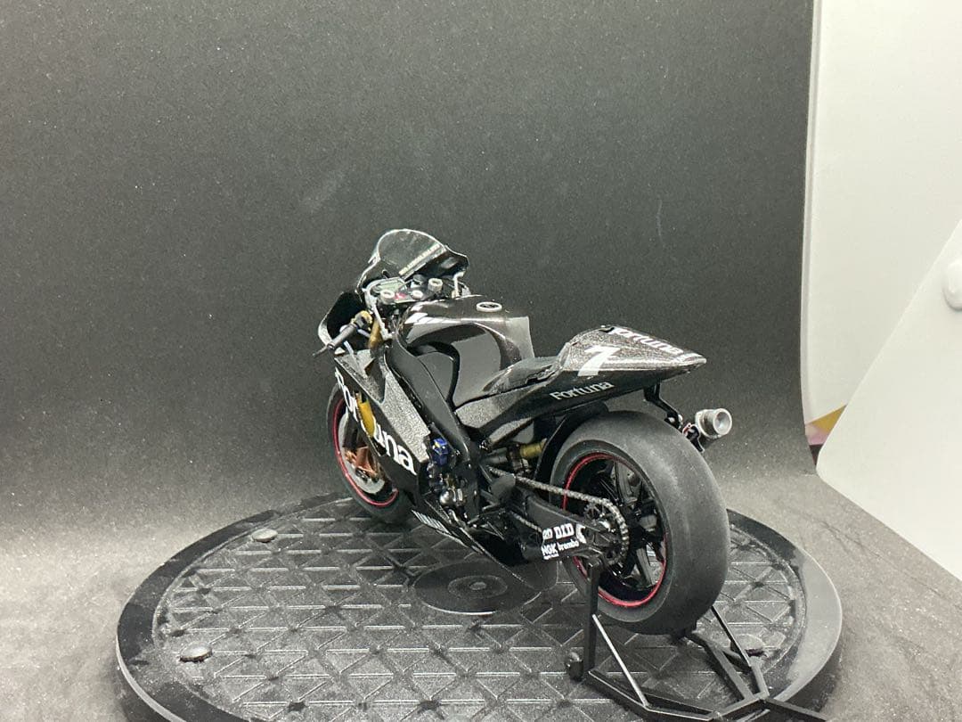 ④ テスト車両　ヤマハYZR-M1 #７カルロスチェカ　カーボン風外装プラモデル