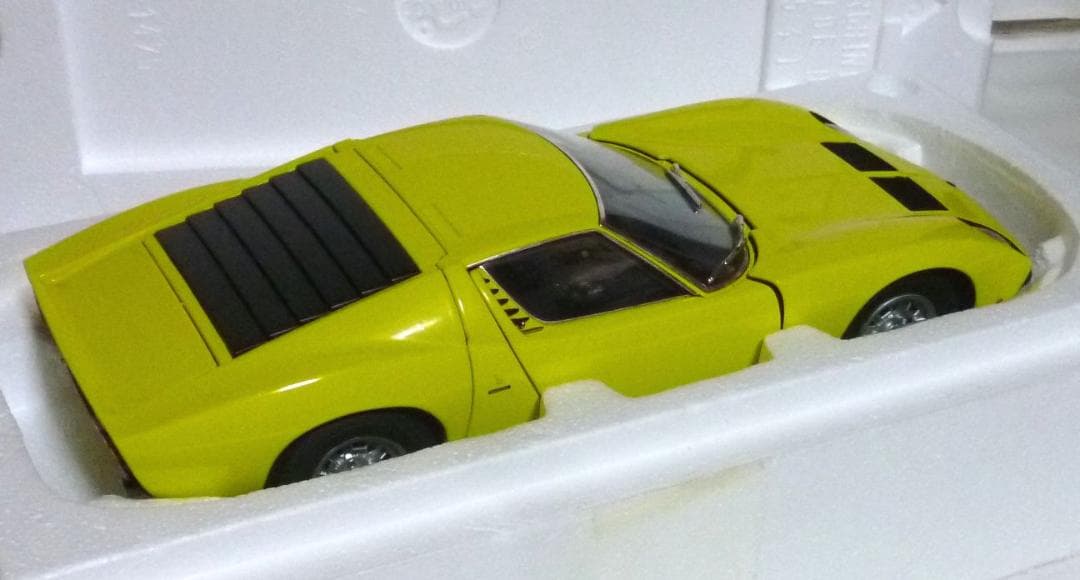 オートアート 1/18 ランボルギーニ ミウラ SV イエロー