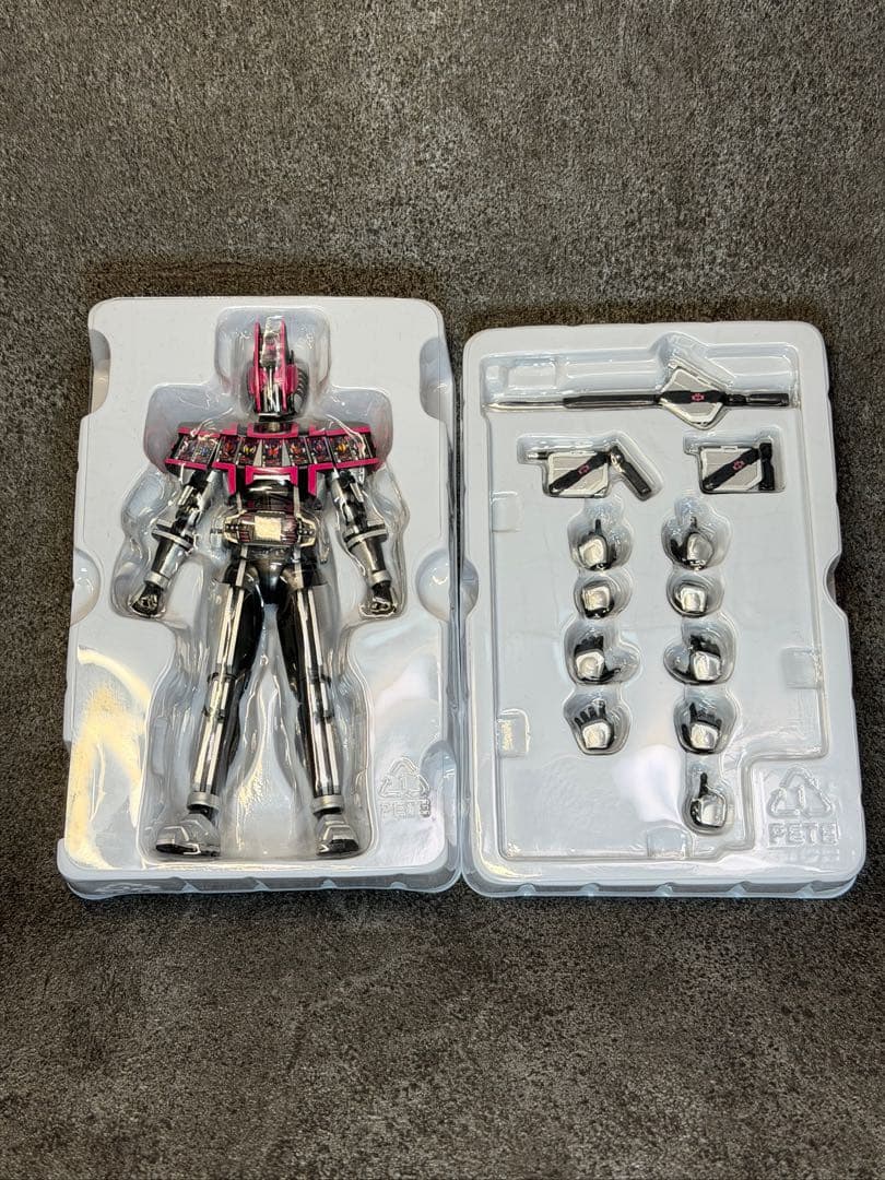S.H.Figuarts真骨彫製法仮面ライダーディケイド コンプリートフォーム