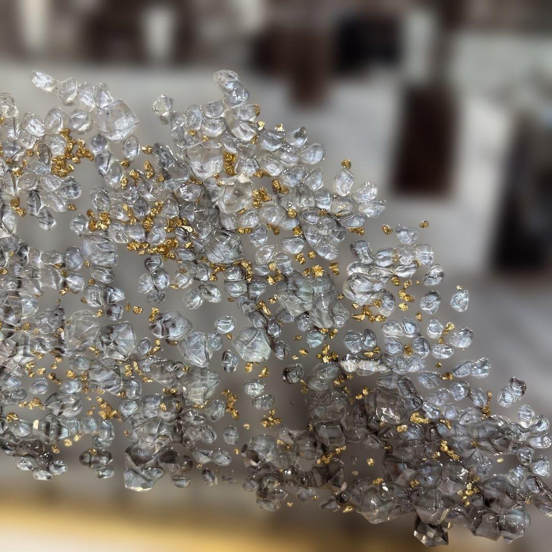 金色のレトロカーと都市風景のアート