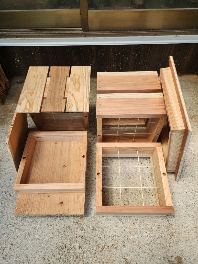 熟練大工作製、柾目板使用で重箱の節抜けの心配なし、日本蜜蜂４段重箱式巣箱