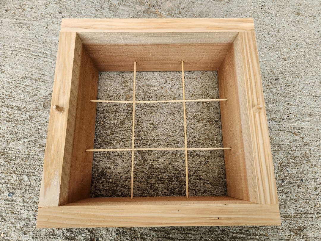 熟練大工作製、柾目板使用で重箱の節抜けの心配なし、日本蜜蜂４段重箱式巣箱