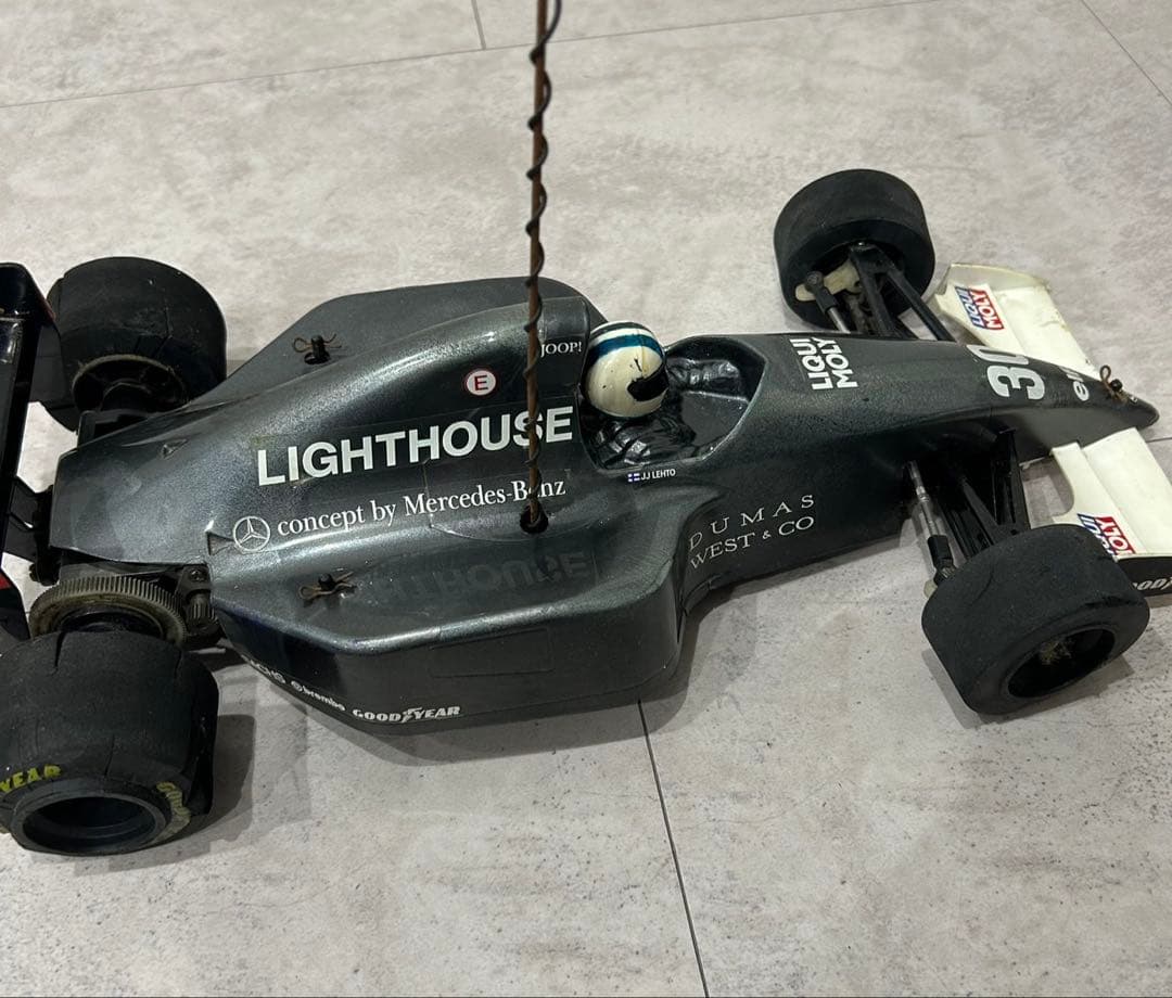 タミヤ（TAMIYA）製の1/10スケール電動RCカーザウバー C12