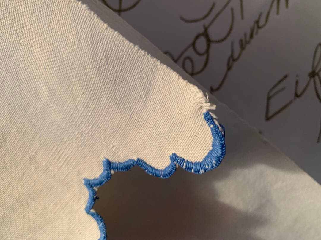 フランスアンティーク　可愛い燕2羽とガーランドがブルーの糸で刺繍された素敵な布！