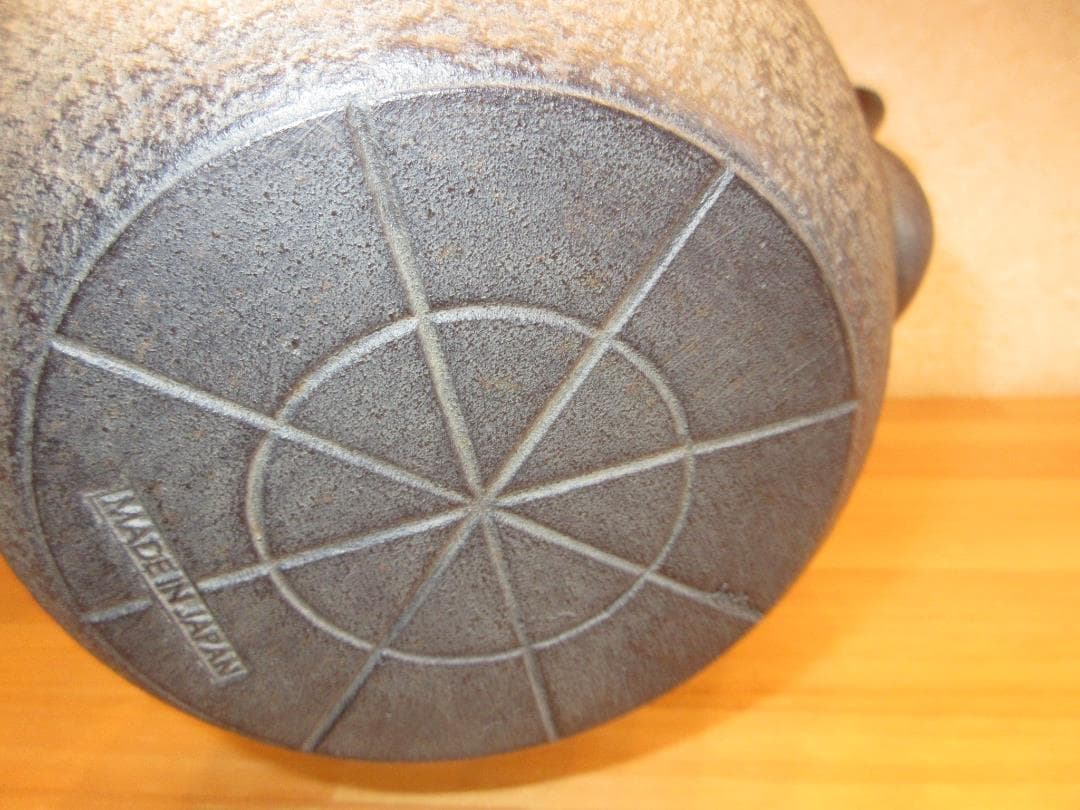 送料込【逢絢亭・新品】茶道具 鉄瓶 霰紋 IH対応 替蓋付き 日本製 紙箱入り