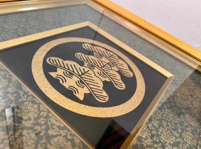 特注 家紋 丸に右三階松 ラメチップゴールド 金属製