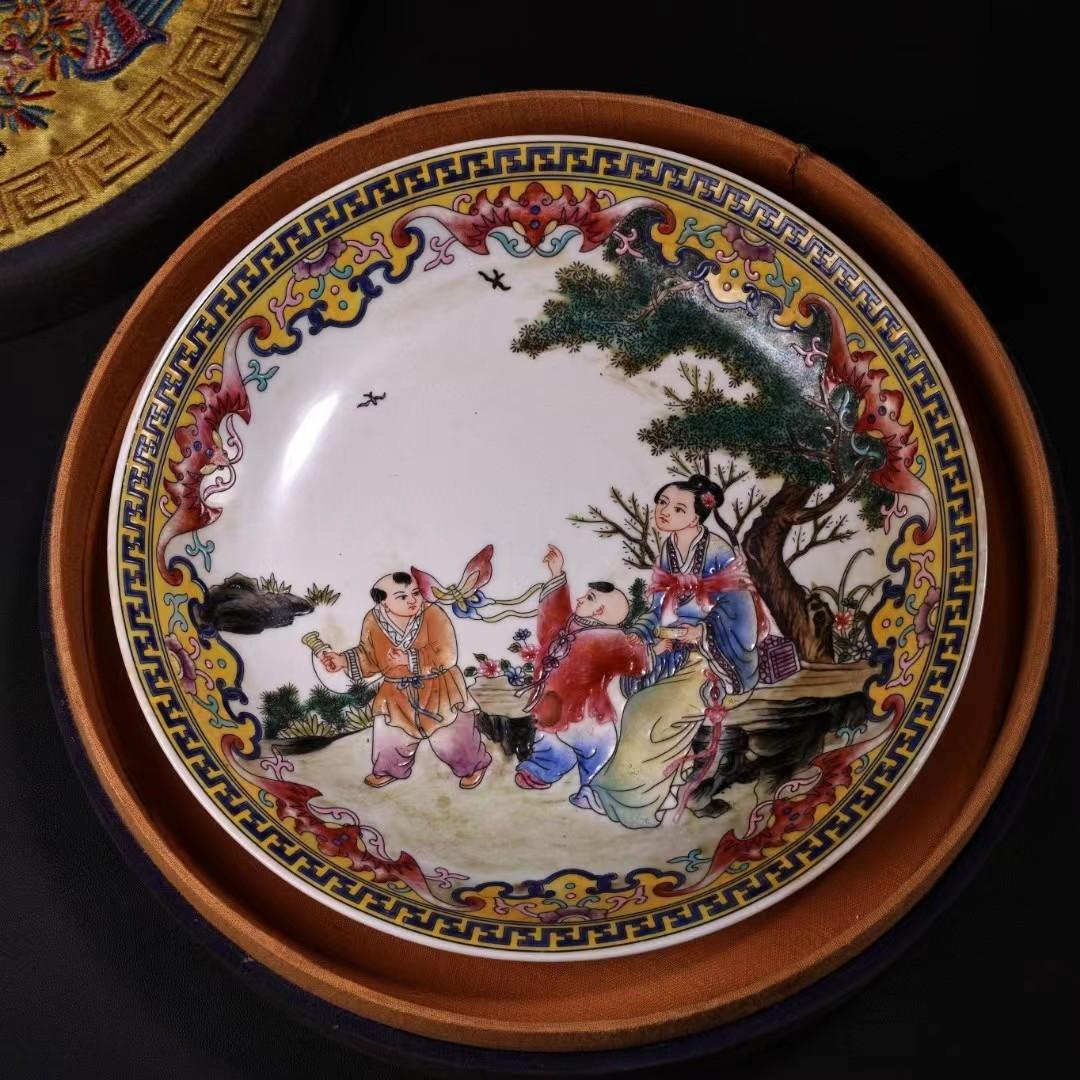 中国古美術・珍蔵粉彩陶磁器の皿・純手描き・刺繍箱付き・茶道具・食器・置物・極細工