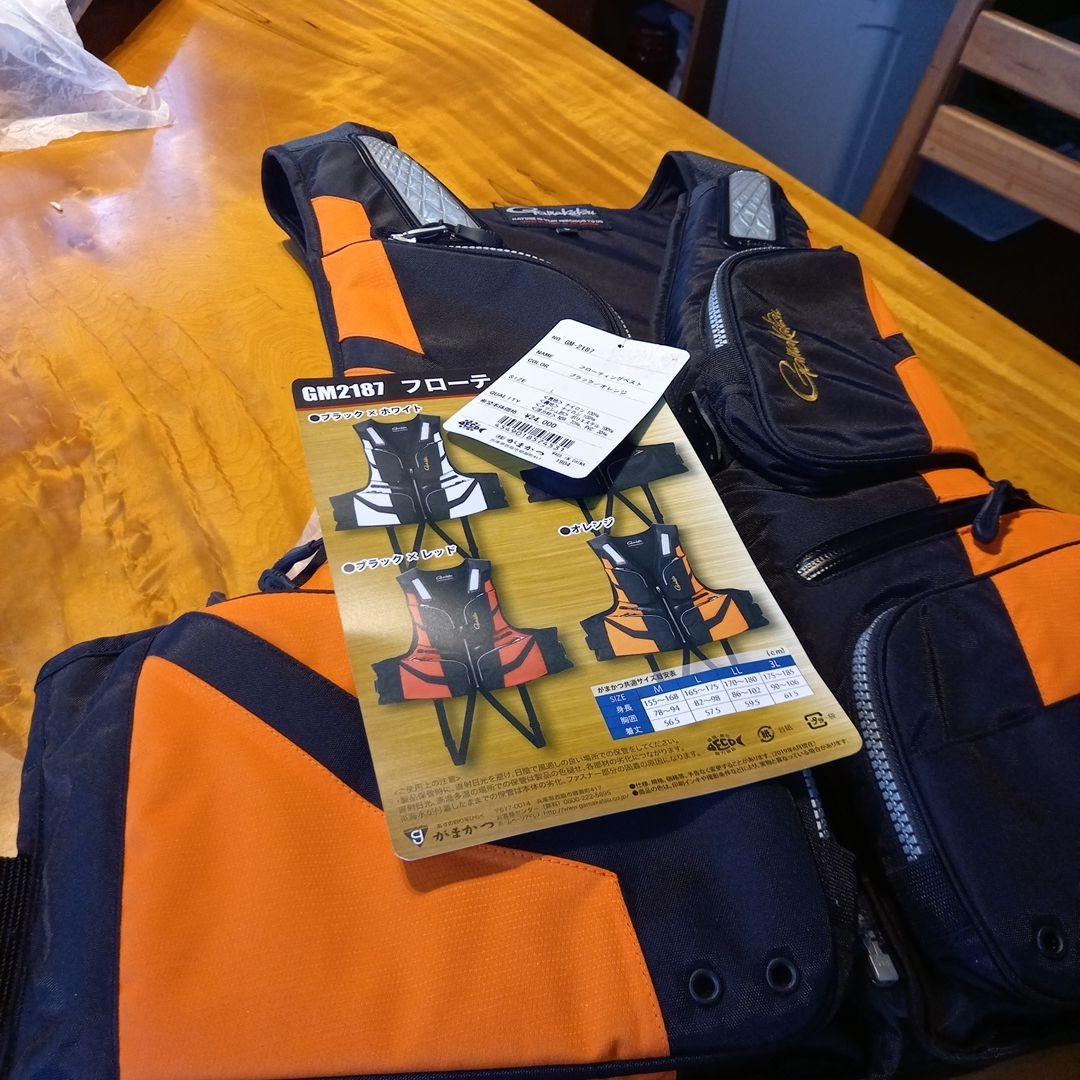 夏の少年、がまかつ GM2181 浮力ベスト オレンジ/ブラック再値下げ。