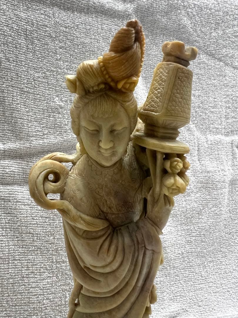 天然石　手彫り彫刻　花灯篭を持つ女性像　置物　中国美術品
