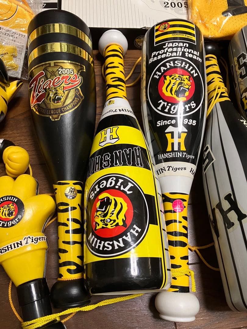 阪神タイガース　応援グッズ　ユニフォーム　キャップ　バット　タオル　パペット
