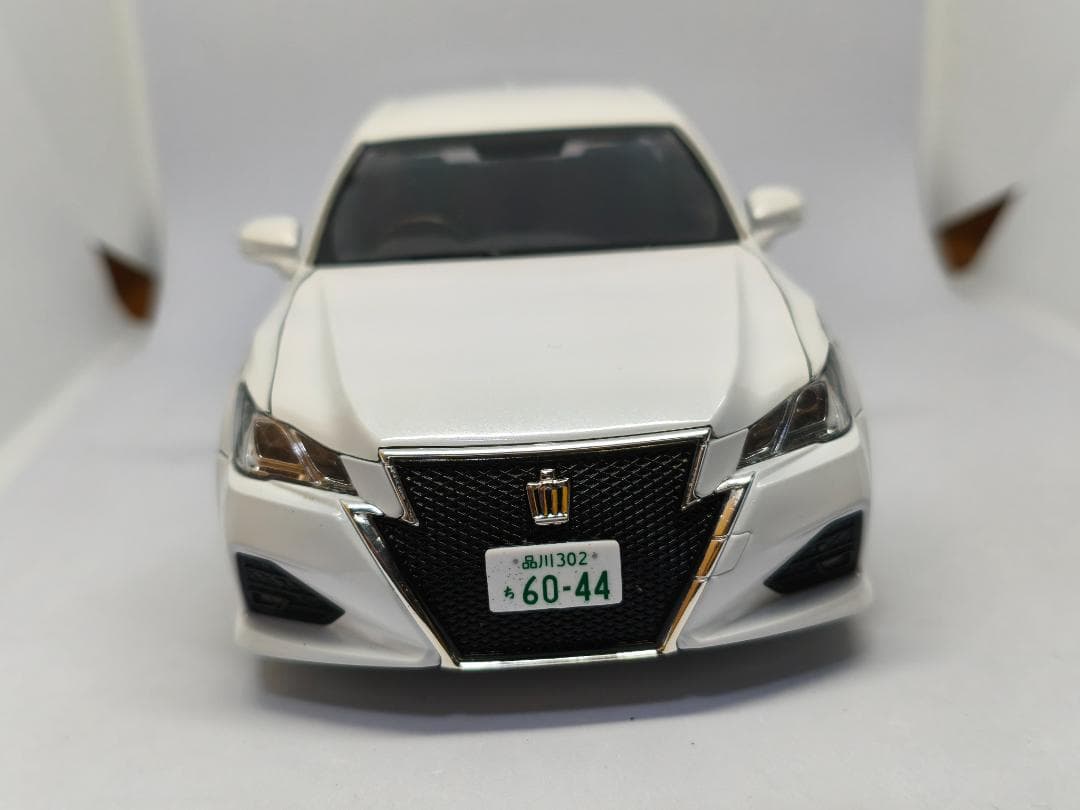 アオシマ　トヨタ　クラウンアスリート　プラモデル　完成品　ホワイトパール