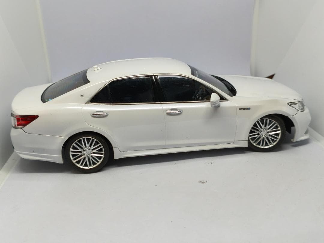 アオシマ　トヨタ　クラウンアスリート　プラモデル　完成品　ホワイトパール