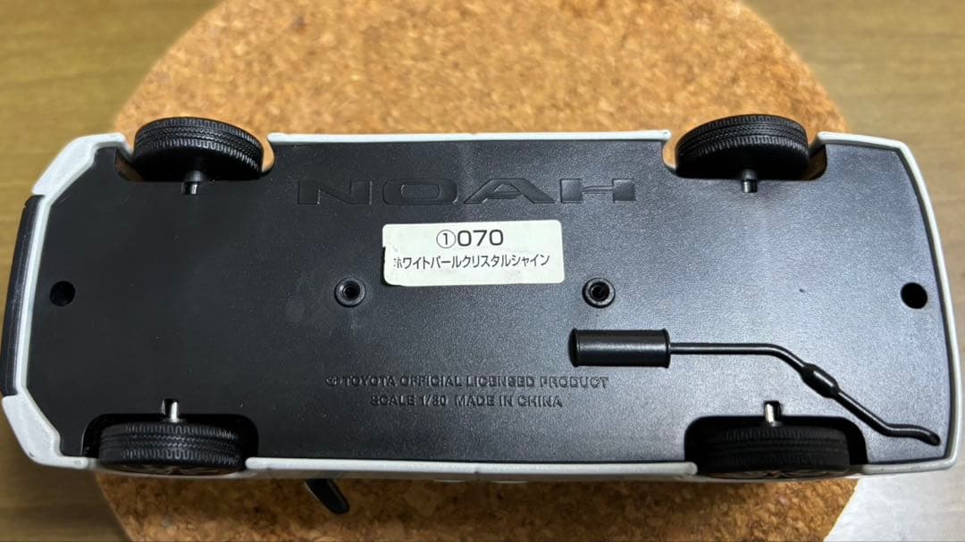 トヨタ NOAH カラーサンプル ホワイト