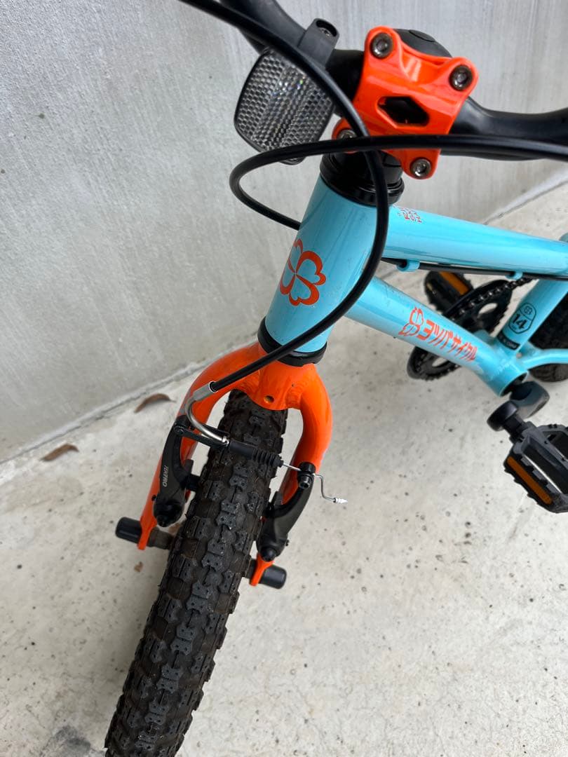 子供用自転車 青とオレンジ　ヨツバサイクル14インチ　補助輪付き