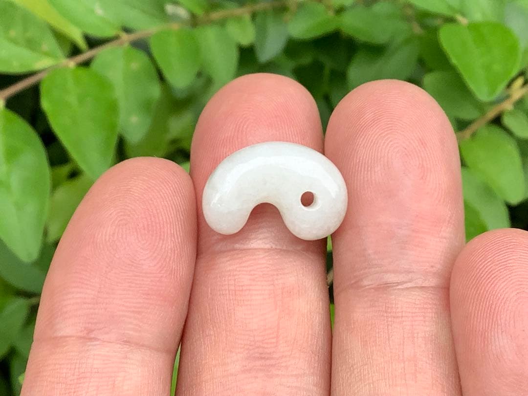 ✳氷はお値段高額勾玉です‼️ アイスジェイド‼️糸魚川翡翠ジェダイト勾玉　鑑定付本物