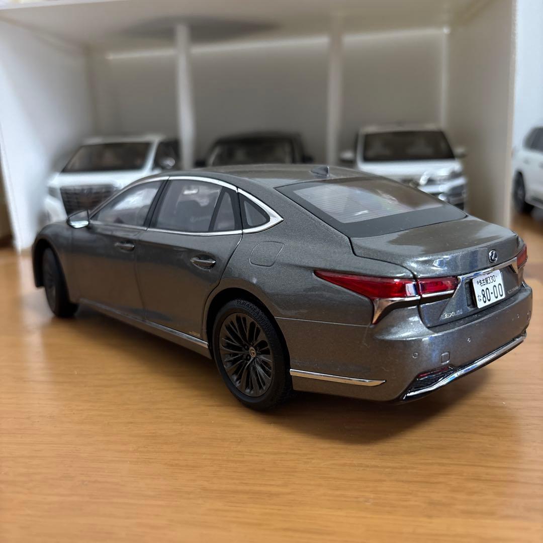 レクサス LS 1/18ミニカー模型