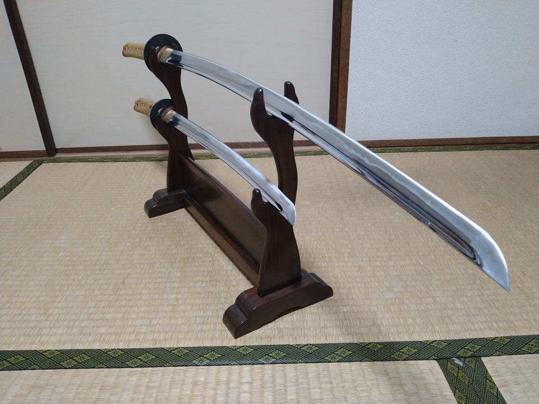 居合刀　大刀　小刀　2本セット　刀掛け付き　漆塗り鞘　鉄製鍔