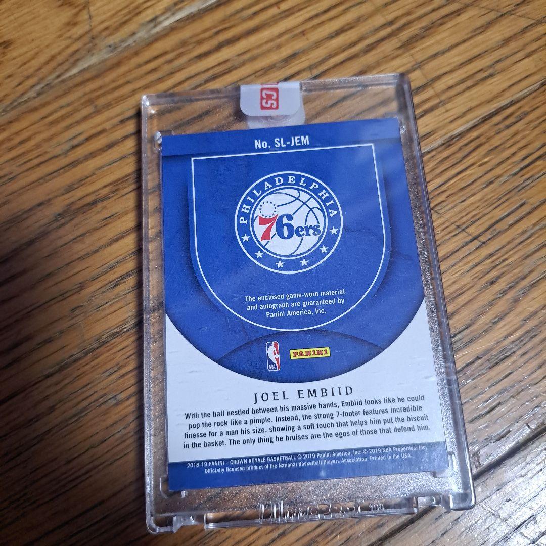 PANINI CROWNEジョエルエンビート選手の直筆サインカード