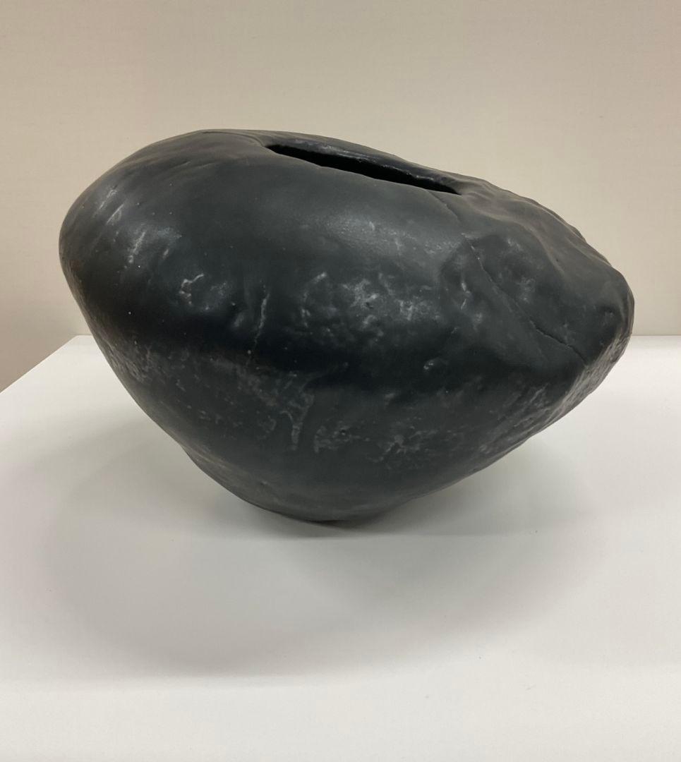 壺(黒)　陶芸作品(植物鉢、盆栽、インテリアなど)　高さ約20cm
