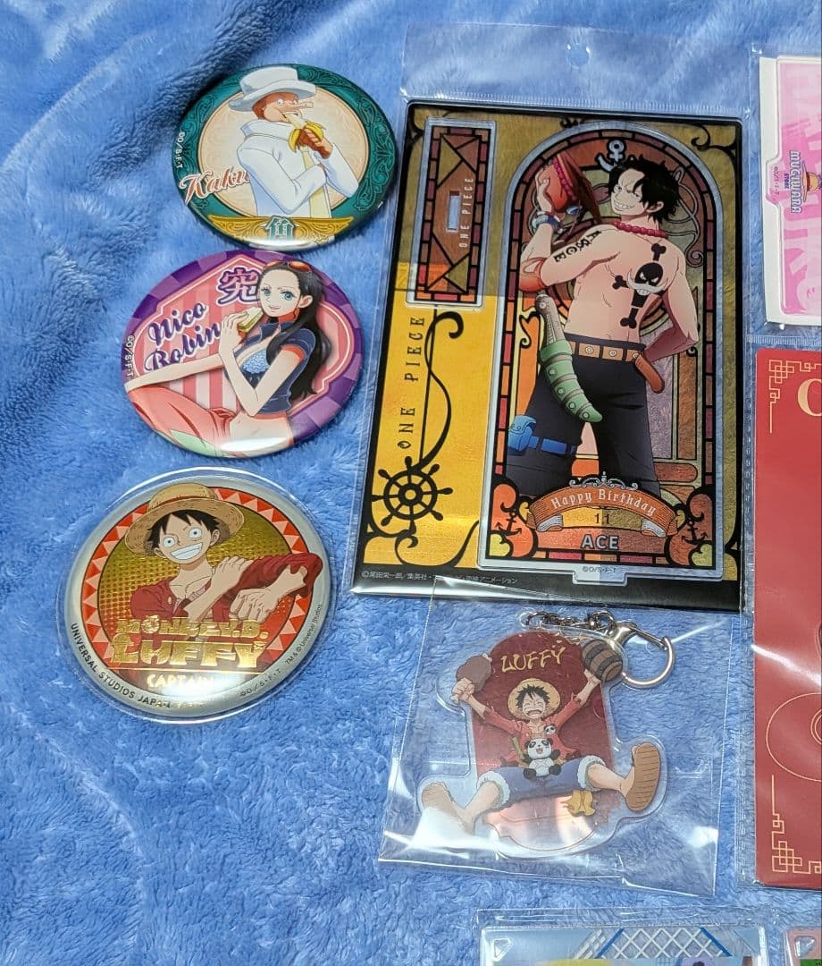 ワンピース　アクスタ　ルフィ　ナミ　ロビン　エース　麦わらストア　缶バッジ