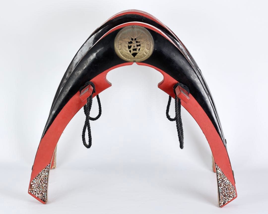 時代物 鞍 漆塗 螺鈿細工 家紋金具 木製 馬具 装飾鞍 古美術 骨董品 花嫁鞍