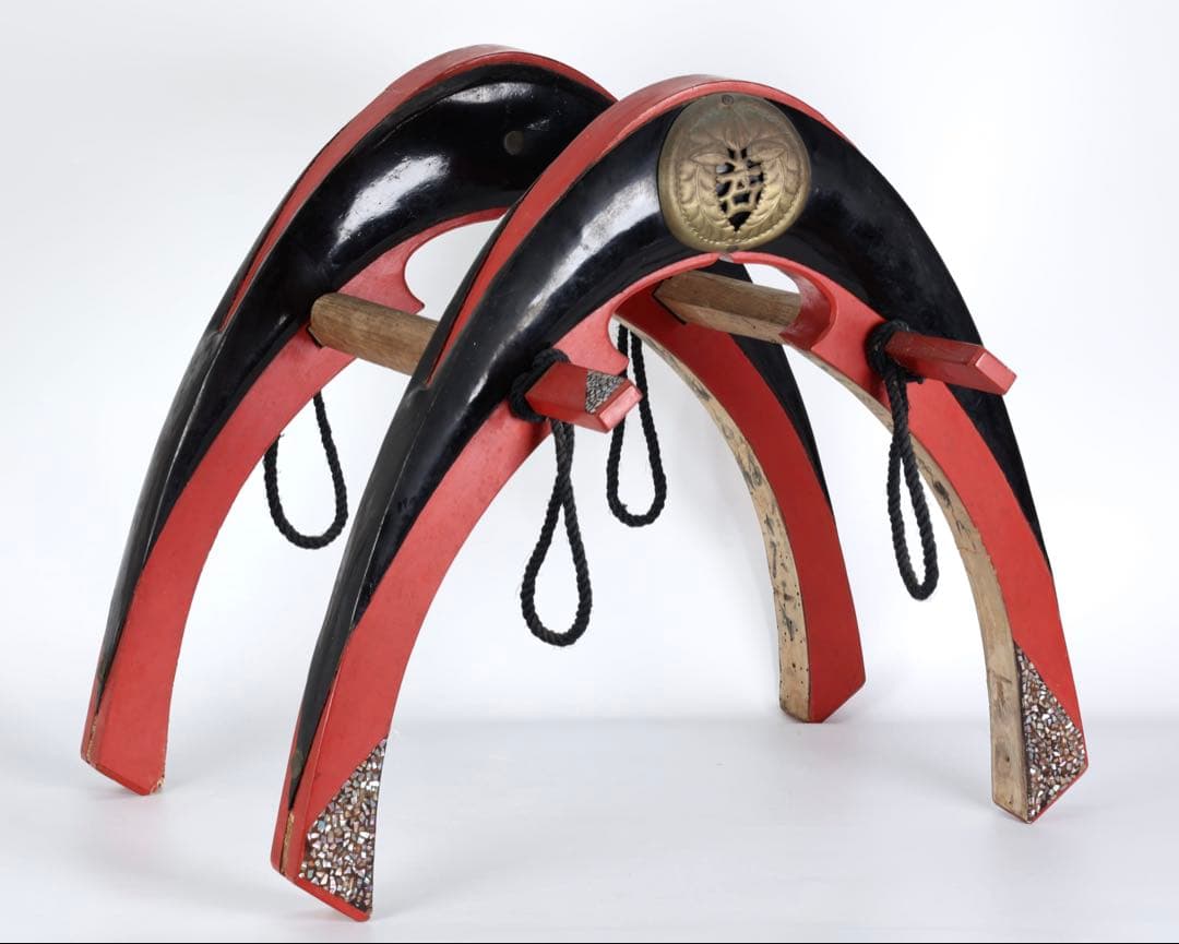 時代物 鞍 漆塗 螺鈿細工 家紋金具 木製 馬具 装飾鞍 古美術 骨董品 花嫁鞍