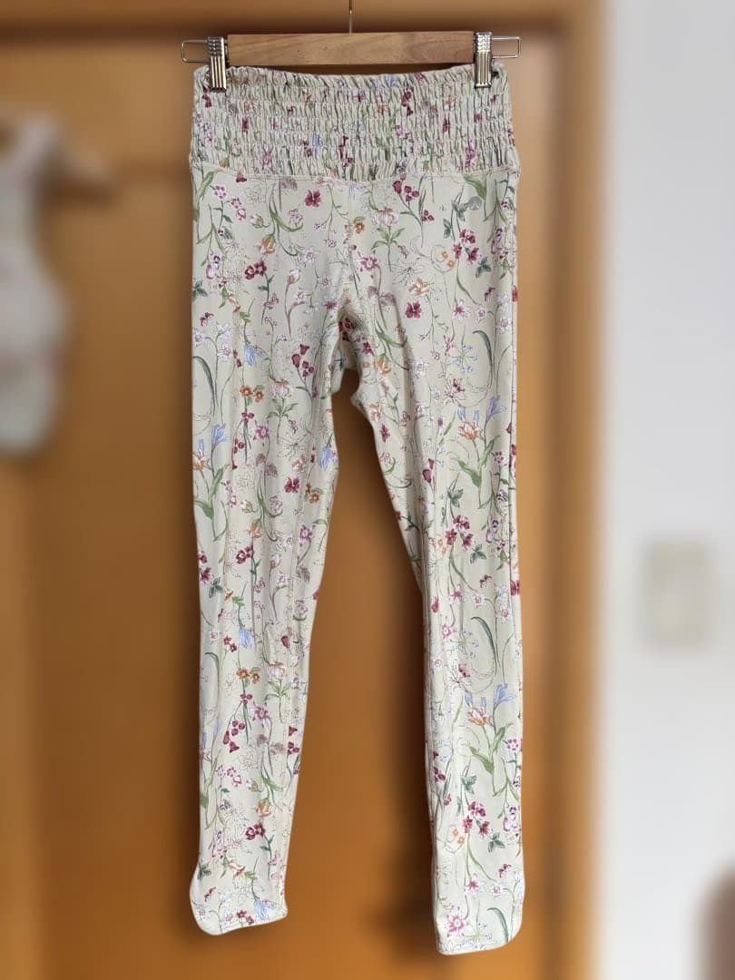 スカーラヨガウエア　上下　M サイズ　美品　薄黄色　小花柄　ブラトップ　レギンス