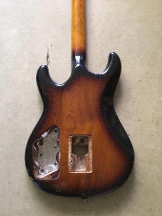 エレキギターのbody、neck
