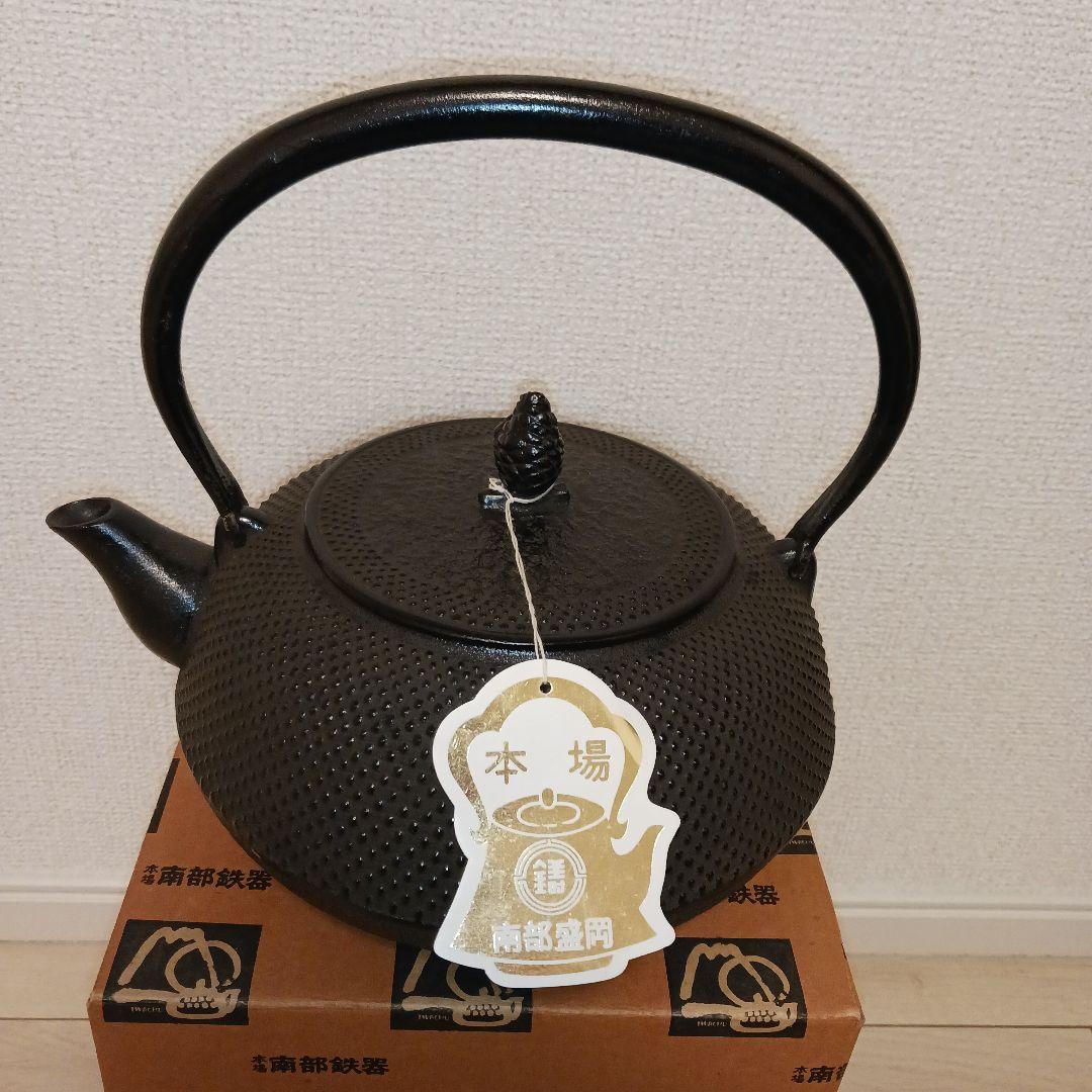 新品　未使用品　共箱　栞　タグ付　南部名工　岩鋳造 １８型万代アラレ　南部鉄瓶