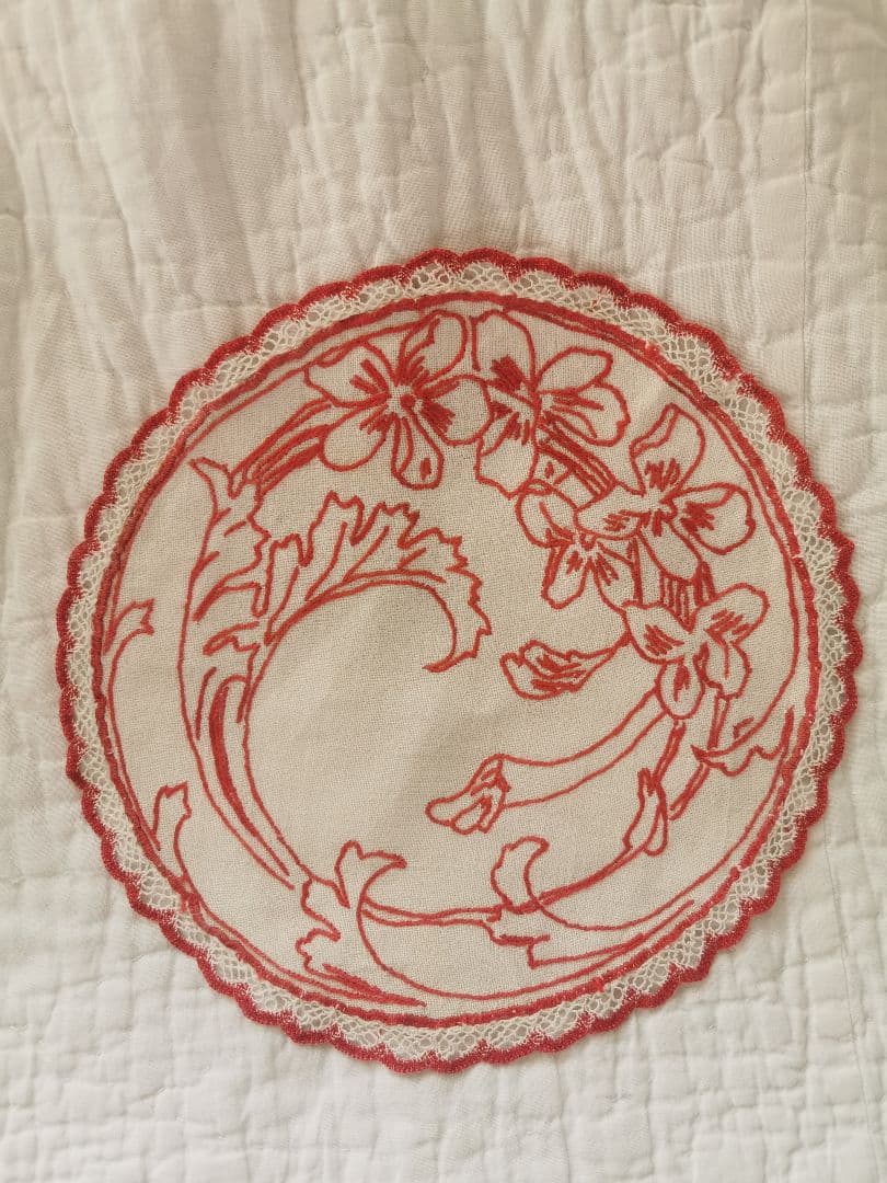 アンティークフランス 菫とカラーリリーの赤糸刺繍 レーストリム リネンドイリー