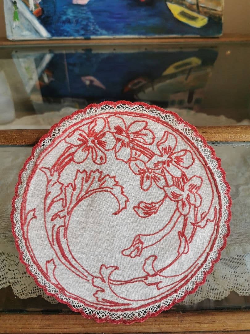 アンティークフランス 菫とカラーリリーの赤糸刺繍 レーストリム リネンドイリー