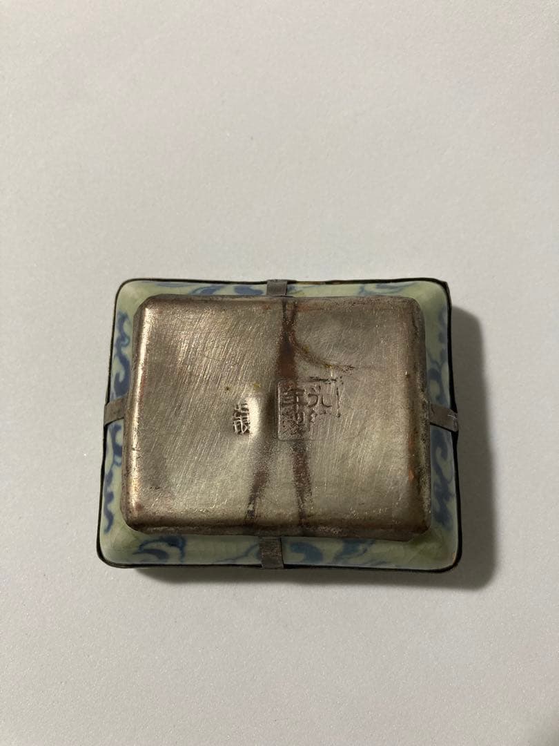 金工足銀 光緒年製刻印 龍金具染付唐子図 蓋物 小物入