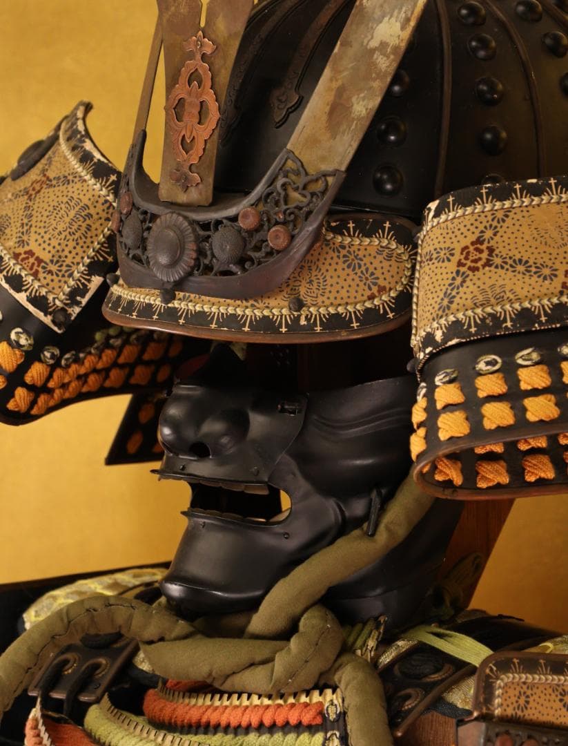 BY10　甲冑　具足　剣独鈷紋前立　黒胴当世素掛 緋縅　鎧櫃付き　等身大　武具