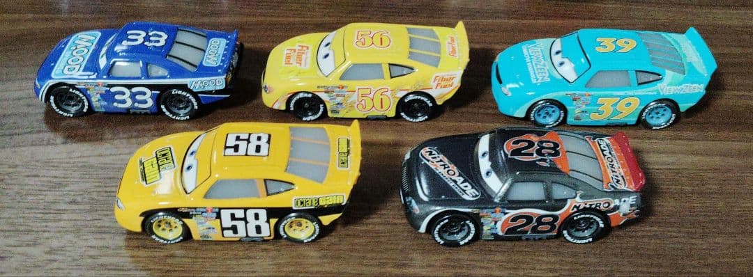 カーズマテル　ピストンカップレーサー　13台セット