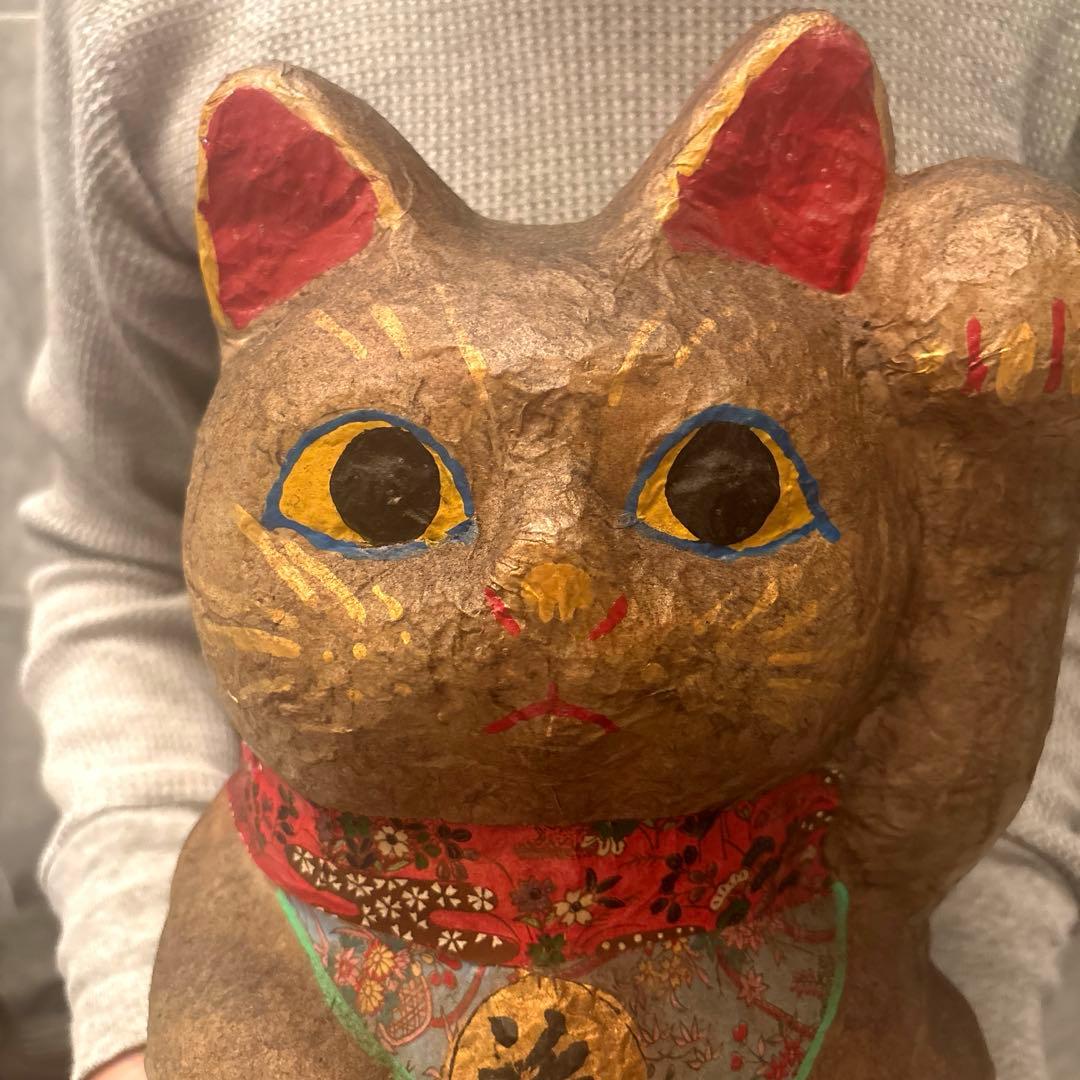 青が散る様ヴィンテージ大きな瞳や繊細に描かれた花模様の前掛けが美しい張子の招き猫