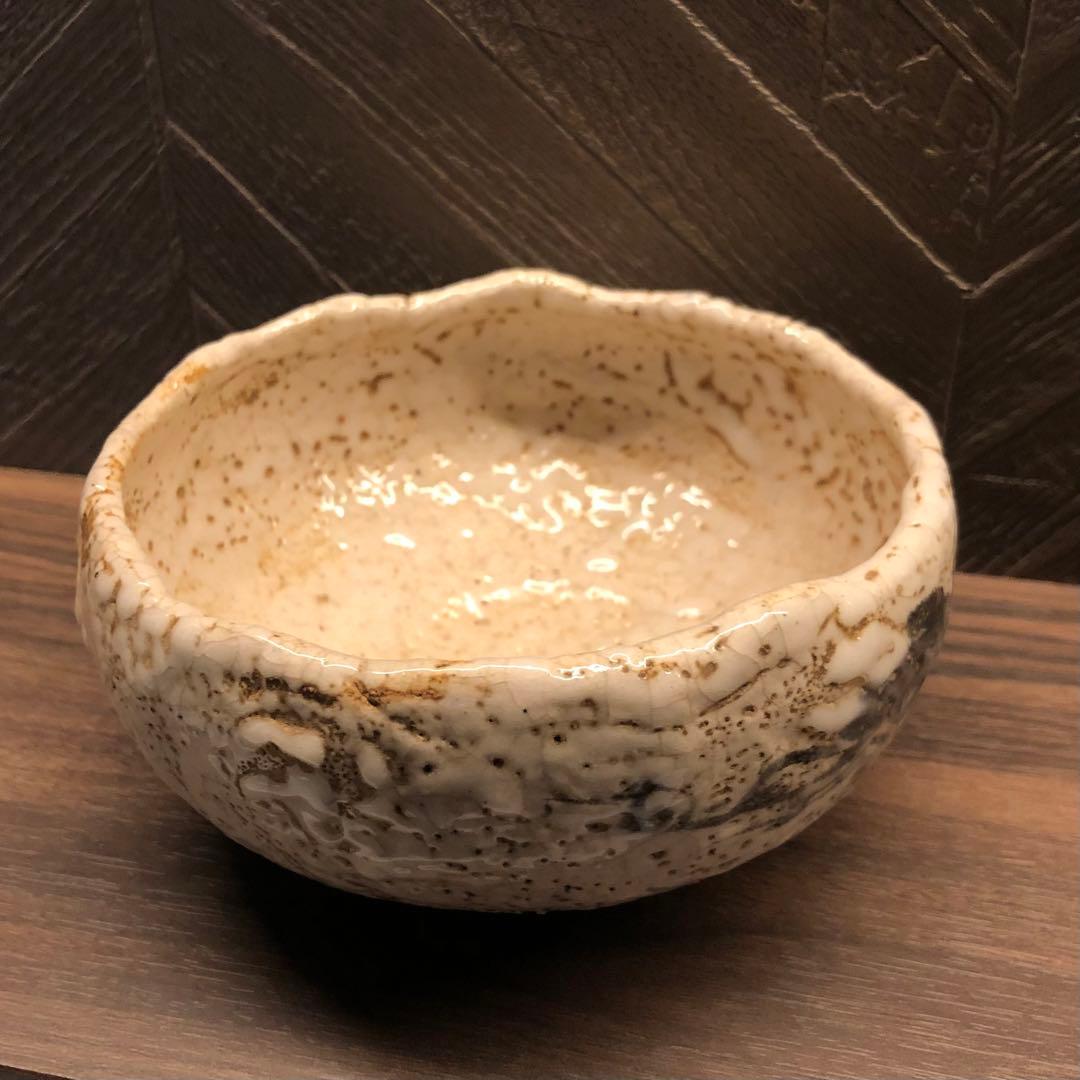 究極の美◾️蔵から白い釉薬がぼこぼこしたかなり凄そうな抹茶茶碗が出て来ました。