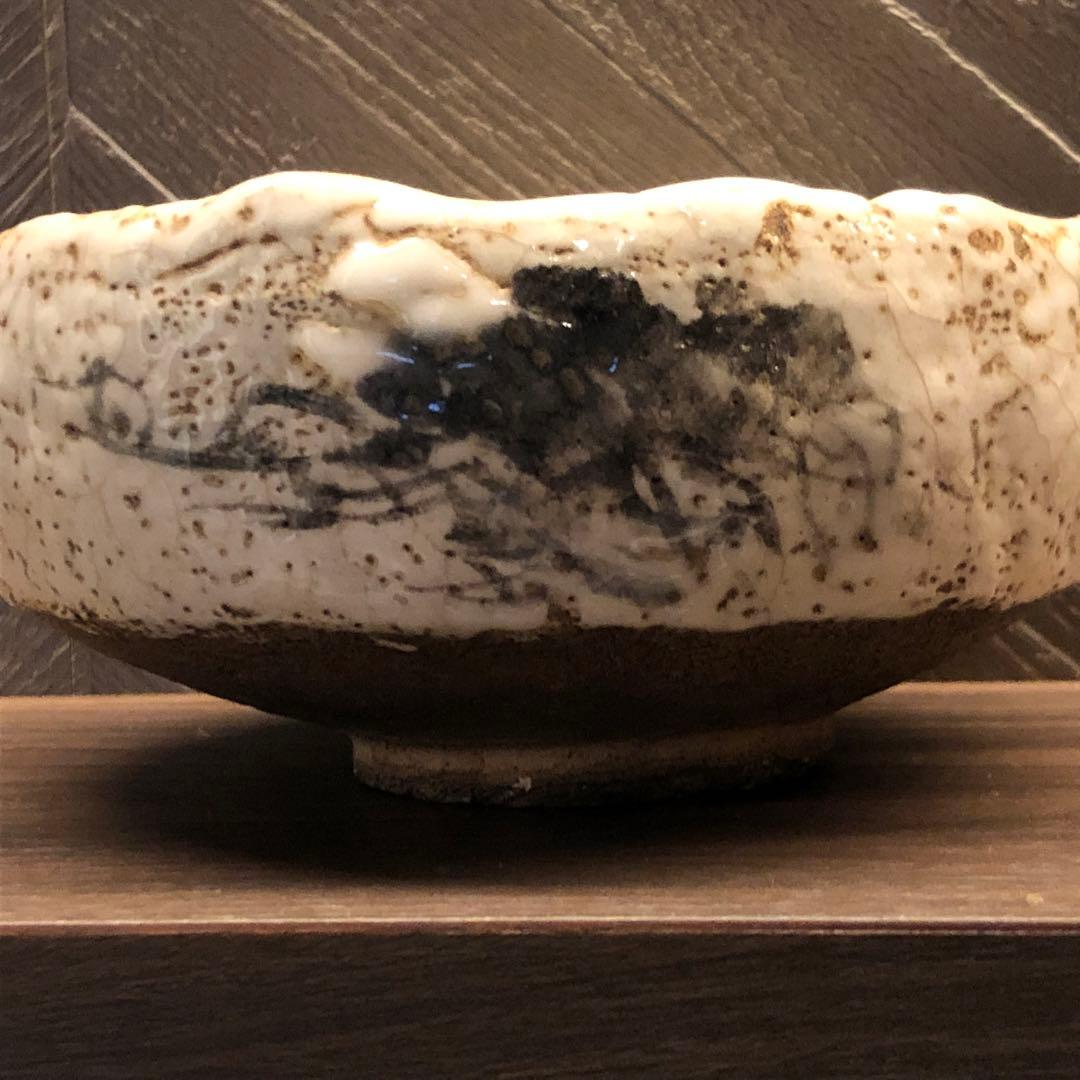 究極の美◾️蔵から白い釉薬がぼこぼこしたかなり凄そうな抹茶茶碗が出て来ました。