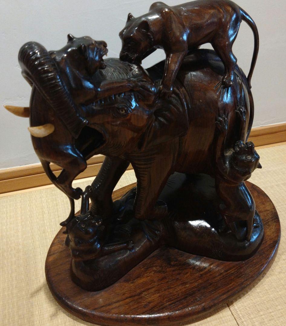 木製彫刻 象と虎のアート