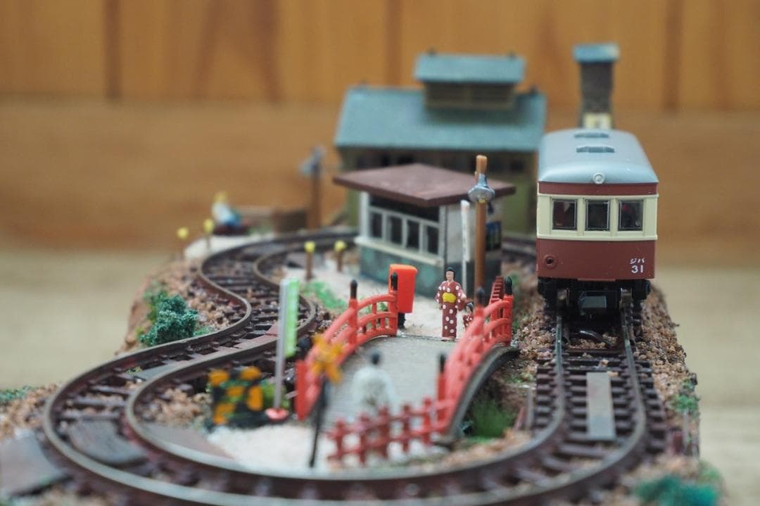 【鉄道模型】ミニジオラマ「温泉街」動力車・照明付き ハンドメイド