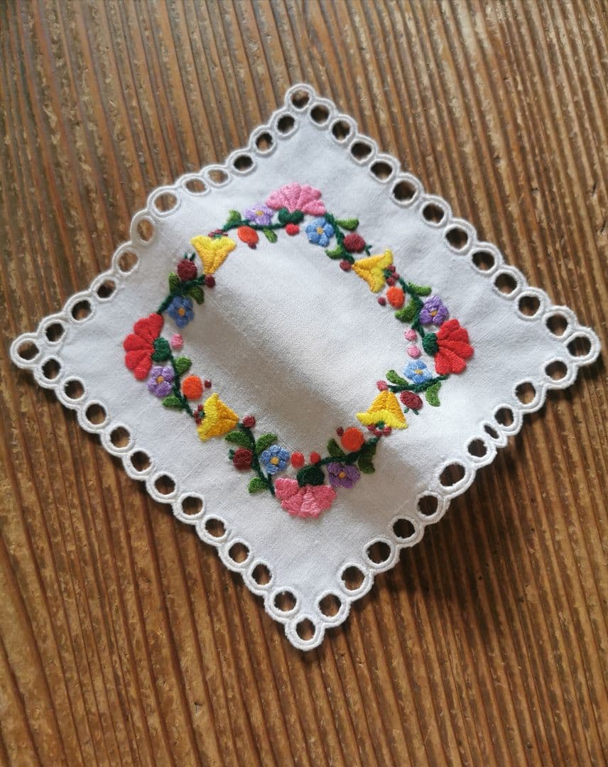 アンティーク カロチャ刺繍 スカラップアイレット ドイリー ２枚ペアセット