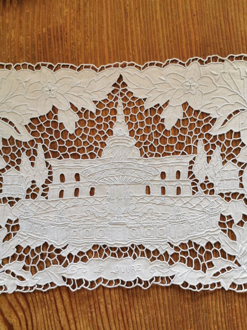 アンティークレース刺繍クロス ルーブル美術館を臨む噴水 ミュージアム所蔵級ピース